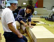 桐たんす製作体験にチャレンジする女性