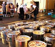 食缶に詰めた豚汁1,500食分