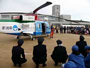 県の防災ヘリコプター「はくちょう」の性能や仕事を説明する県消防防災航空隊隊員
