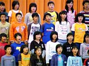 大きな声を響かせて歌う児童