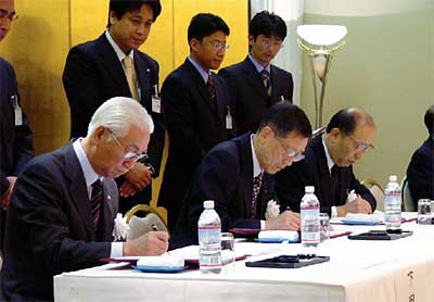 合併の調印を行う三条、栄、下田の市町村長