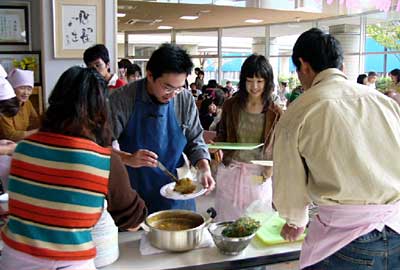 ソレイユ三条で開かれた水害復興祈念感謝祭でカレーライスの無料サービス