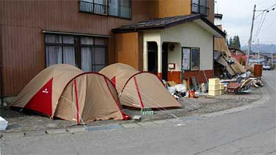 家の倒壊を免れても終わらない余震にテント住まいを強いられる川口町の住民