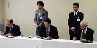 各市町村議会が可決した協議書に署名する左から小林栄町長、高橋三条市長、佐藤下田村長