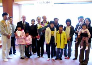 「いい湯らてい」の入館100万人達成セレモニーでプレゼントを贈られた利用者