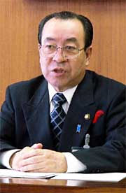 定例会見する高橋燕市長