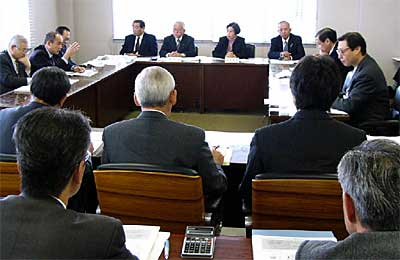 16日開かれた三条市議会総務文教常任委員会