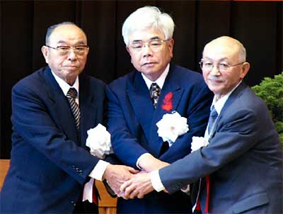 調印後、握手する3市町村社協の左から栄町の坂井会長、三条市の坪井会長、下田村の吉田副会長