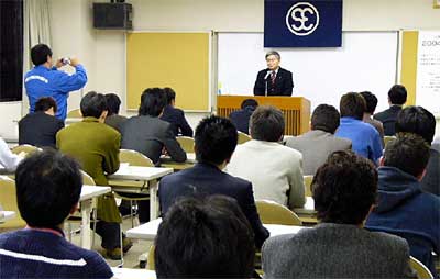 18日開かれた三条エコノミークラブ11月例会で講演する木宮(株)キミヤ社長
