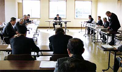 22日開かれた燕市議会産業建設常任委員会協議会で燕市の平成16年度除雪計画を説明