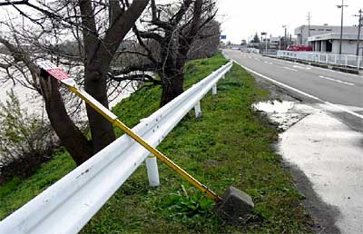 燕市消防本部そばの強風で倒れたバス停の標識
