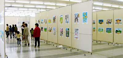 23日まで三条市体育文化センターで開かれている平成16年度第22回ふるさと絵画コンクール展示会