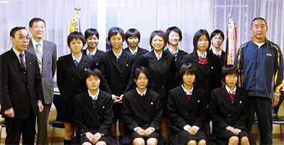 高橋三条市長を表敬訪問した県立三条東高等学校陸上部女子チーム