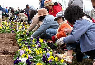 28日、中ノ口川河川公園(仮称)で開かれた植栽会