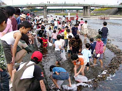 3日、加茂川の下川原橋下河川敷で行われた第17回加茂川鮭感謝祭