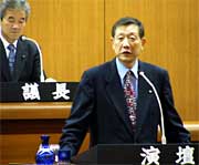 提案説明を行う高橋市長