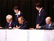 合併協定書、合併契約書に調印