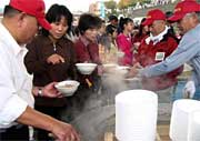 熱々のサケ鍋に舌鼓