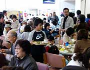 喫茶室は座る場所もないほど大にぎわい
