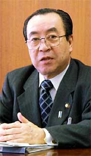 定例会見する高橋燕市長
