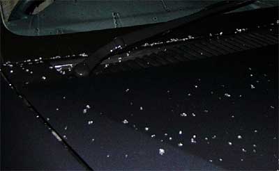 6日未明に降ったあられが車のボンネットに点々と