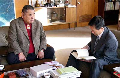 福島県の凧揚げ大会からの義援金を三条市へ届けた隆青会の近藤吉昭会長(左)と高橋三条市長
