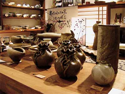 12月28日まで、うつわや風花で開かれている武ノ内博道作陶展「花の器展」