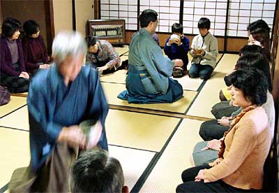 19日、三条市丸井今井邸で「暮れ」をテーマに開かれた男子茶遊会の第18回市民呈茶席