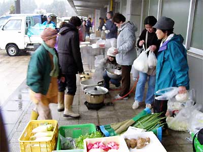 26日、今年度最後の営業を行った三条市民球場での「しみん朝市」