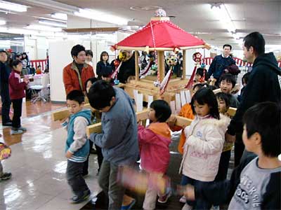 11日、良食生活館で開かれた第4回良寛とあ・そ・ぼ祭!