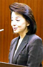 講演する桜井よしこさん