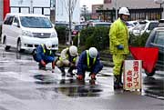 三条市の通称第二産業道路で行われていた消雪パイプの点検作業