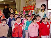 合唱する園児