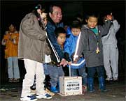 高橋燕市長と子どもたちで点灯ボックスをスイッチオン