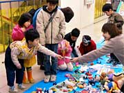 「かえっこらて」で「らて」を介しておもちゃの交換