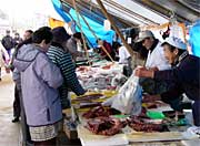 鮮魚を売る店もにぎわう