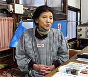 高砂の湯の番台に立つ小林マツエさん