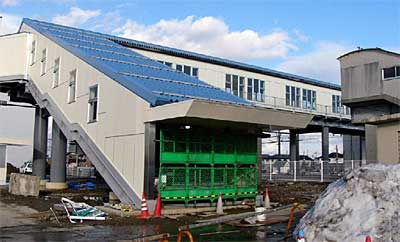 三条市ひまわり債で調達した資金を充てて建設が進むJR信越線の上空通路建設
