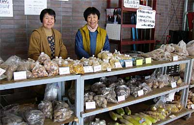 厳寒のなかで野菜販売を続ける、いい湯らてい野菜組合