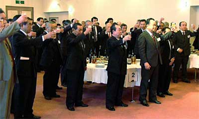 4日開かれた燕市内業界4団体主催の平成17年新年賀詞交換会