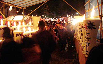 再建工事中の社殿に代えて金山神社前の仮設の献灯場で行われた八幡宮の献灯祭