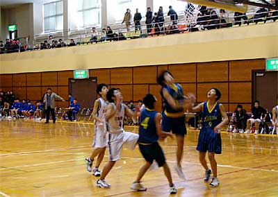 23日開かれた第8回三条バスケットボール協会会長杯