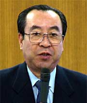 白根ガス(株)への譲渡の経緯などを説明する高橋燕市長