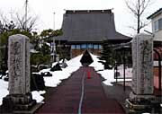 福勝寺の参道からのぞむ本堂