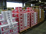 三条市に寄付した果物の入った段ボール箱