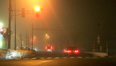 霧に包まれた上須頃地内の国道8号線(8日午後11時34分)