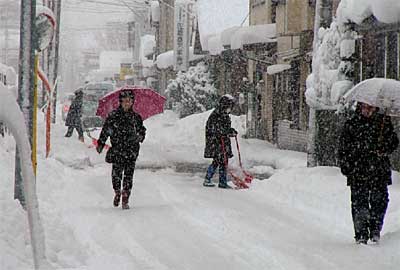 三条市興野地内、市民があちこちで雪かき