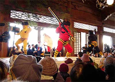 節分の3日、本成寺で行われた恒例の節分会の鬼踊り