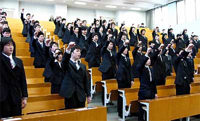 7日、新潟経営大学で開かれた就職決起大会で「頑張るぞ!」と気勢を上げる3年生
