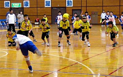 11日開かれた第9回三条市ドッジボール交流会